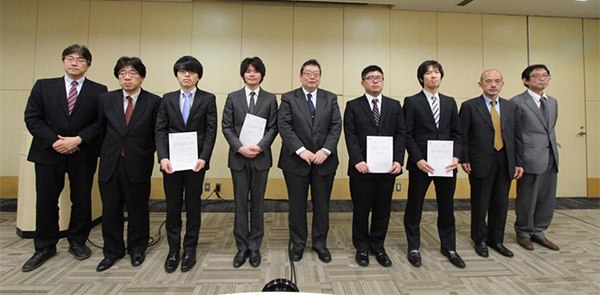 CIESインターンシップ修了証授与式後の集合写真