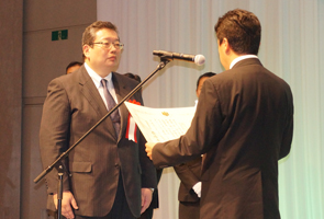 鶴保内閣府特命担当大臣（科学技術政策）より表彰状を授与される遠藤教授