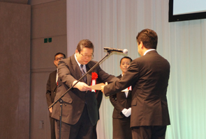 鶴保内閣府特命担当大臣（科学技術政策）より表彰状を授与される遠藤教授